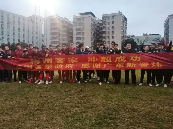 出差被两男同事玩到吹潮